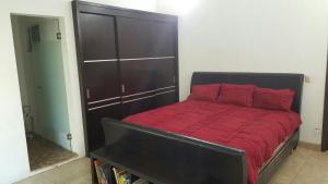 una camera con letto e piumone rosso di Casa Jardin a Guadalajara
