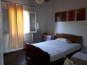 um quarto com uma cama e uma janela em ART HOUSE NAFPAKTOS em Káto Platanítis