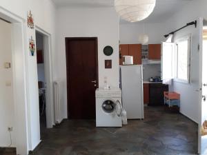 uma cozinha com uma máquina de lavar roupa e um frigorífico em ART HOUSE NAFPAKTOS em Káto Platanítis