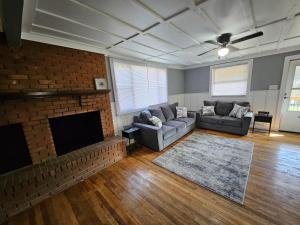 sala de estar con sofá y chimenea en The Circleview Suite!, en Beckley