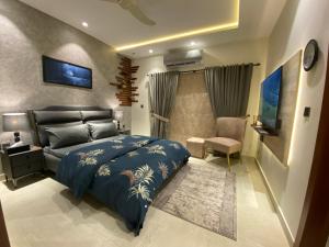 1 dormitorio con 1 cama y 1 sofá en Firefly Retreat-your home away from home, en Rawalpindi