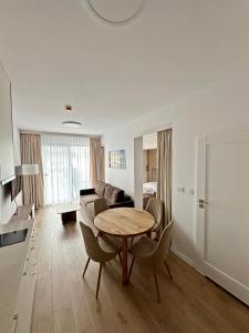 una sala de estar con una mesa y un sofá en Błękitny Brzeg - przy samej plaży, en Międzyzdroje