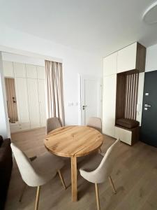 Un comedor con mesa y sillas de madera. en Błękitny Brzeg - przy samej plaży, en Międzyzdroje 7 fotos más