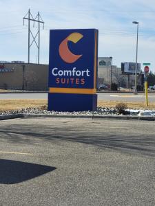 a sign for a comfort suites on the side of a road at Comfort Suites Fargo Medical Center in Fargo
