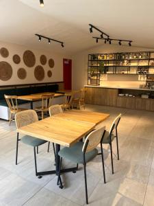 une salle à manger avec des tables et des chaises en bois dans l'établissement La Cabaña Ecohotel - Valle del Cocora, à Salento