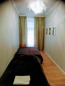 a bedroom with two beds and a chandelier at Apartament na Przedmieściu in Wrocław