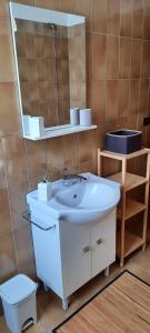 Affittacamere DANIELA في Castelbellino: حمام مع حوض ومرآة