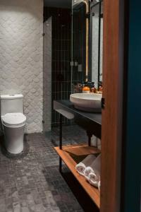 y baño con lavabo y aseo. en Hotel Sexto by Icono en Armenia