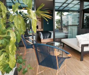 a living room with two chairs and a couch at Hotel Sexto by Icono in Armenia