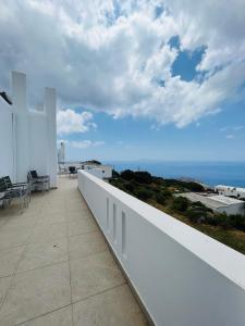 - un balcon blanc avec vue sur l'océan dans l'établissement Aegean Mirror, Andros, à Apróvaton