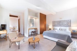 En eller flere senge i et værelse på Amazing apartment with private outdoor jacuzzi!!