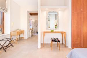 Billede fra billedgalleriet på Amazing apartment with private outdoor jacuzzi!! i Chania