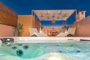 Swimmingpoolen hos eller tæt på Amazing apartment with private outdoor jacuzzi!!