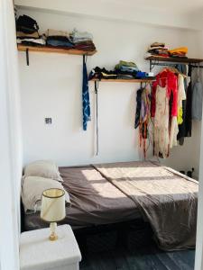 een kleine slaapkamer met een bed en een kast bij APPARTEMENT AU COEUR DES JEUX OLYMPIQUES. in LʼÎle-Saint-Denis