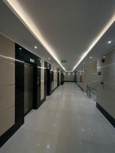 an empty hallway in a building with ailed floor at ليوان الريان للشقق المخدومة Liwan Al-Rayyan for serviced apartments in Riyadh