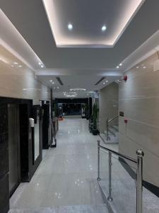 an empty hallway in a building with a hallway at ليوان الريان للشقق المخدومة Liwan Al-Rayyan for serviced apartments in Riyadh
