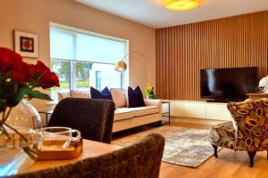 TV a/nebo společenská místnost v ubytování Modern country charm apartment.