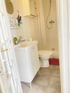 een badkamer met een witte wastafel en een toilet bij APPARTEMENT AU COEUR DES JEUX OLYMPIQUES. in LʼÎle-Saint-Denis