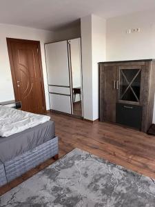 ein leeres Zimmer mit 2 Betten und einem TV in der Unterkunft Двуспален апартамент в к-с Пирин Палас in Bansko + 16 Fotos