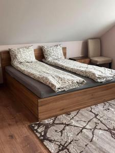 2 Betten, die in einem Zimmer auf einander sitzen in der Unterkunft Двуспален апартамент в к-с Пирин Палас in Bansko