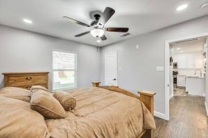 una camera da letto con un letto e un ventilatore a soffitto di The Texas Experience near the Stockyards! a Fort Worth Altre 23 foto