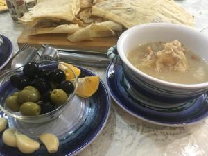 un tazón de sopa y uvas y un tazón de aceitunas en Private Guesthouse in Historic Village, en Aghtsʼkʼ