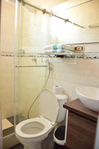 Hotel La Herradura : حمام مع مرحاض ومغسلة