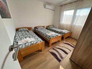 Postel nebo postele na pokoji v ubytování Vuk Apartman