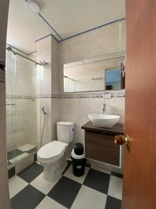 een badkamer met een toilet en een wastafel bij Hotel La Herradura 