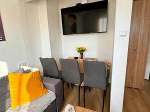 Televiisor ja/või meelelahutuskeskus majutusasutuses Vuk Apartman