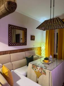 a living room with a couch and a table at Casa Rural Abril in Setenil
