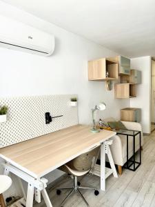 een keuken met een houten tafel en een bureau bij Green Studio in Boekarest