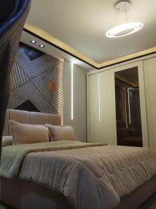 Postel nebo postele na pokoji v ubytování الجيزه شارع كليه الزراعه عماره ١٢