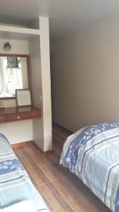 um quarto com uma cama e piso em madeira em Hotel Alvear Jujuy em San Salvador de Jujuy