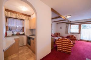 Appartement Christian في موراخ: مطبخ وغرفة معيشة مع طاولة وكراسي