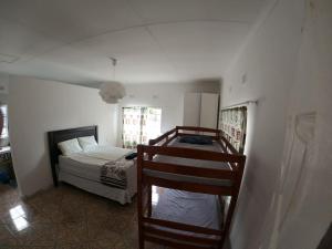1 Schlafzimmer mit 2 Etagenbetten in einem Zimmer in der Unterkunft Jacobsen Bungalow in Maun, Boronyane in Maun