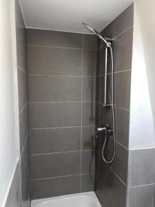 La salle de bains est pourvue d'une douche et de toilettes. dans l'établissement TRUST Hotel & Apartment, à Stuttgart