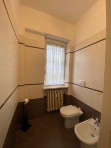 een badkamer met toilet en wastafel bij La Casa di Cristina in Leinì +6 foto's