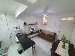 - Vistas a la sala de estar con sofá en Apartamento em Peruíbe (Centro) en Peruíbe