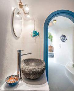 baño con lavabo de piedra en la encimera en Elicriso Villa, en Pirgos