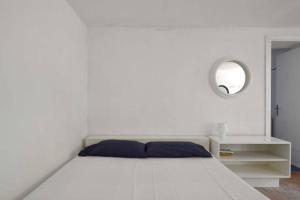 リカータにあるVilla Caterinaの白いベッドルーム(大型ベッド1台、鏡付)