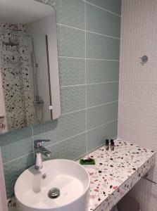 een badkamer met een wastafel en een spiegel bij Olivar del Mar in Nydri