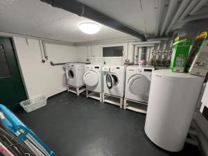 a laundry room with washing machines and a washer and dryer at City Apartments Gerlingen in Gerlingen