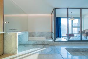 baño con encimera de mármol y espejo grande en Gangnam Boutique Hotel Sohsul, en Seúl