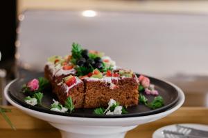 un morceau de gâteau sur une assiette sur une table dans l'établissement Hotel Miramar, à Lima