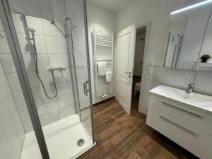 a bathroom with a shower and a sink at Ferienhaus Wintermoor Ganzer Bungalow in Schneverdingen