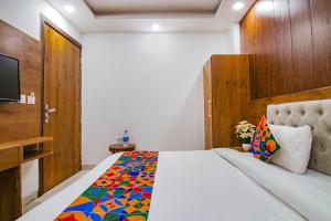 Un pat sau paturi într-o cameră la Hotel Belwod INN Near Delhi International Airport