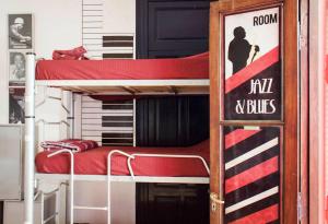 Habitación con 2 literas y 1 cama roja. en Play Hostel Soho en Buenos Aires