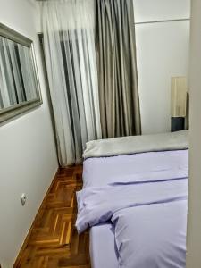 Katil atau katil-katil dalam bilik di Budva apartman Haustor
