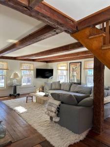 - un salon avec un canapé et une table dans l'établissement NEW Scandi Ski House! Farmhouse, Hot Tub, à Andover